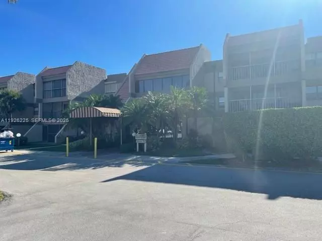 Weston, FL 33326,240 Lakeview Dr #312