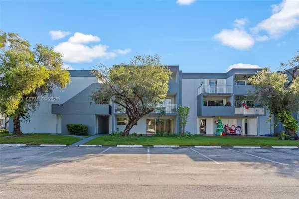 Miami, FL 33172,9371 Fontainebleau Blvd #I112