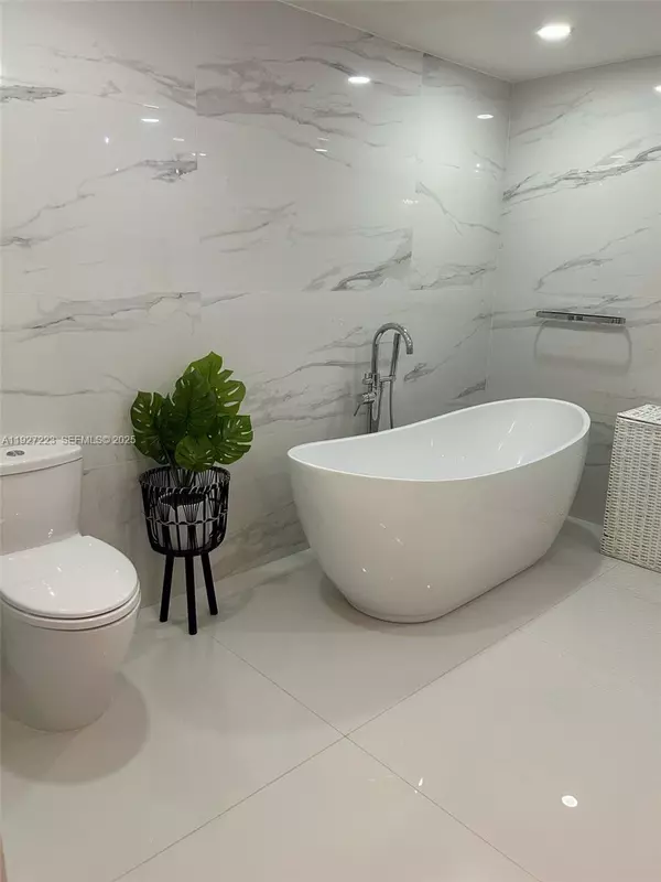 Sunny Isles Beach, FL 33160,17555 Atlantic Blvd #1001