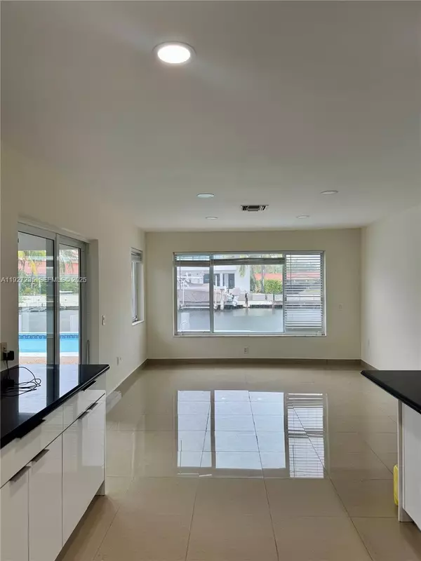 North Miami Beach, FL 33160,16453 NE 33rd Ave #0000