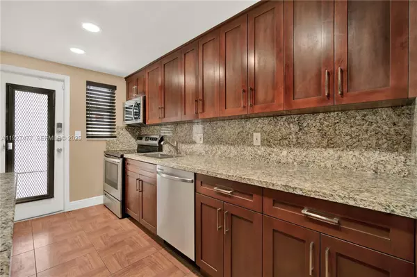 Miami Beach, FL 33139,1340 Lincoln Rd #207