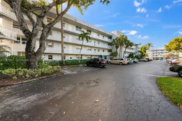 Oakland Park, FL 33309,116 Royal Park Dr #4D