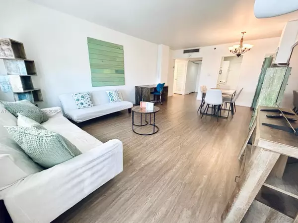 Miami Beach, FL 33139,100 Lincoln Rd #922