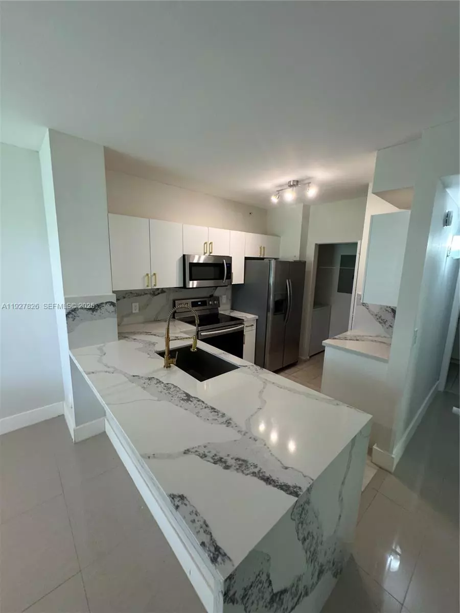 Tamarac, FL 33321,8000 N Nob Hill Rd #101