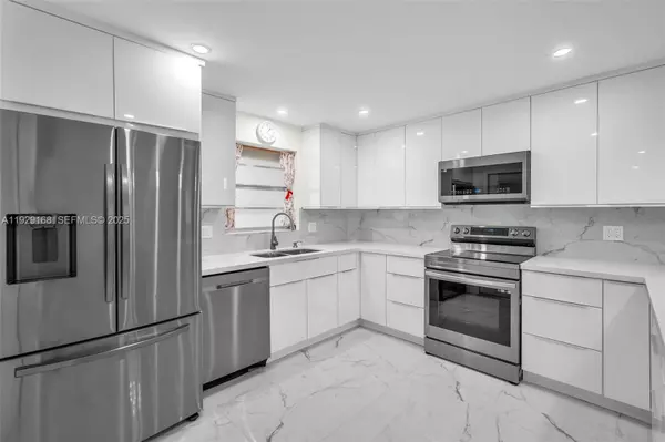 Hollywood, FL 33021,500 S Luna Ct #7