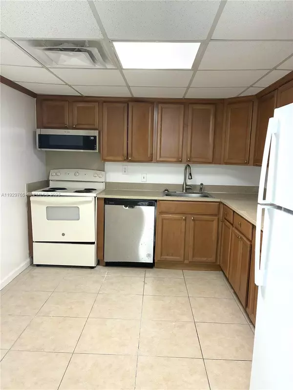 North Miami, FL 33181,2450 NE 135th St #410