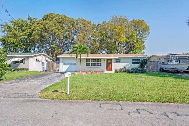 5621 SW 55 ST, Davie, FL 33314