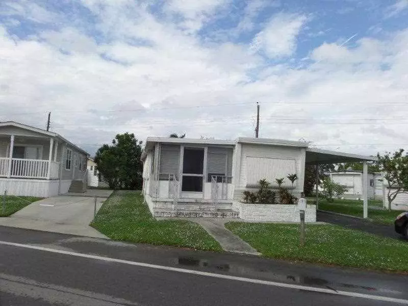 8525 SW 18 ST, Davie, FL 33324