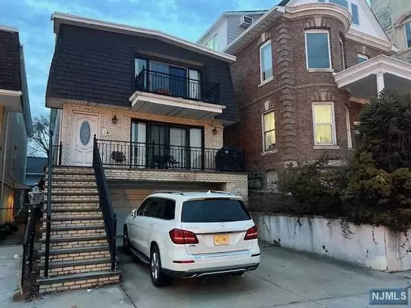 1021 Boulevard East, Weehawken, NJ 07086