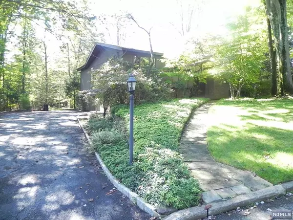 7 Gary CT, Woodcliff Lake, NJ 07677