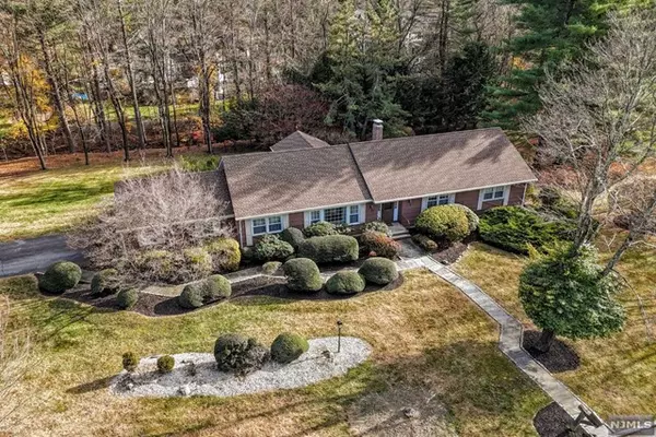 16 Rowantree DR, Upper Saddle River, NJ 07458