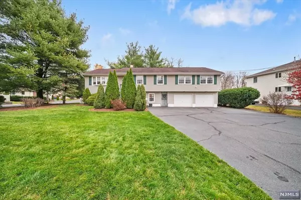 33 Smith ST, Waldwick, NJ 07463