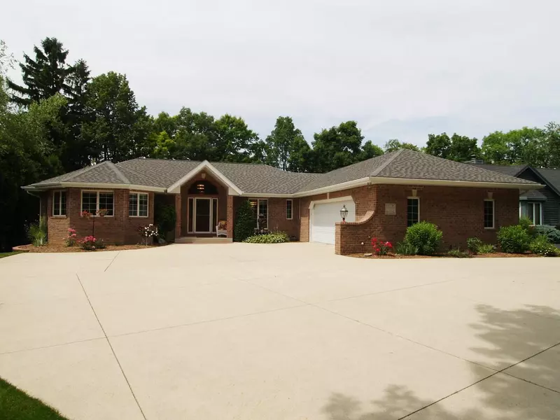 33 E Shore Dr, Random Lake, WI 53075