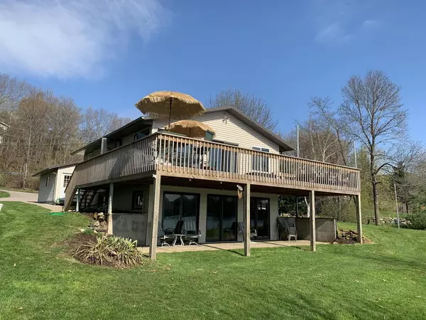 S824 W Redstone Dr, La Valle, WI 53941