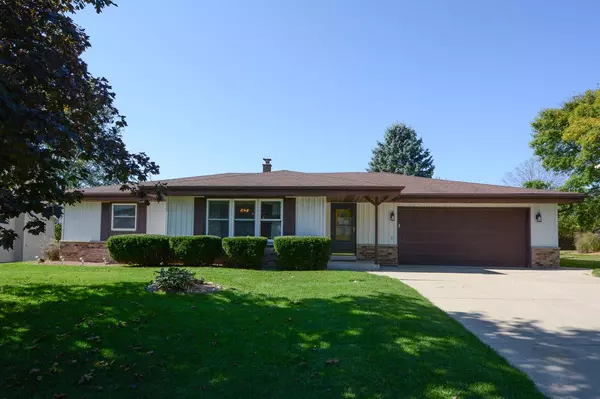 3295 S Regal Dr, New Berlin, WI 53151