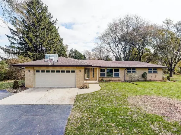 2840 Arbor DRIVE, Brookfield, WI 53005