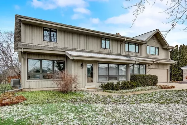 4022 W Marseilles Dr, Mequon, WI 53092