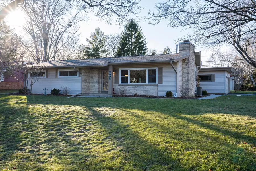 9095 N Rexleigh Dr, Bayside, WI 53217