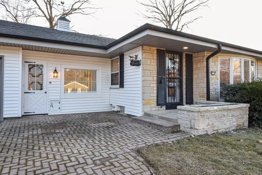 815 E Glencoe Pl, Bayside, WI 53217