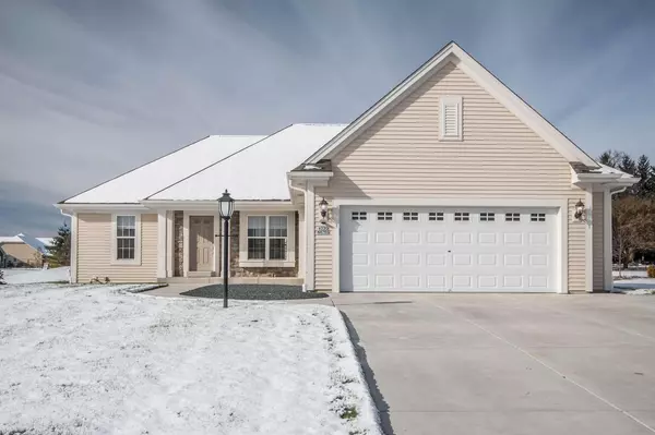 W220N4765 Woodleaf Way, Pewaukee, WI 53072