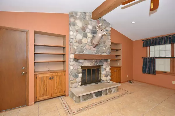 Pewaukee, WI 53072,290 Parkview Ct