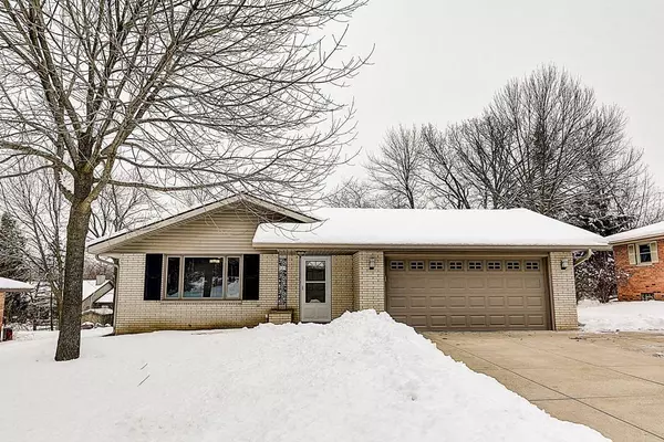 529 Oakview Dr, Slinger, WI 53086