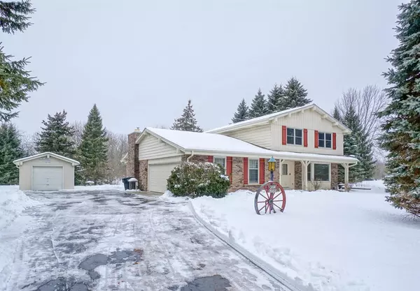 W313S7553 Spring Ln, Mukwonago, WI 53149