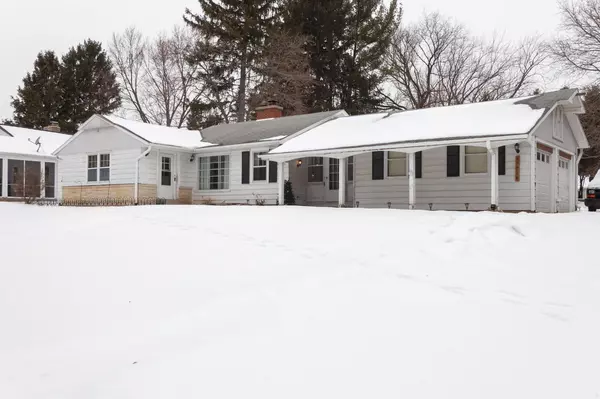 17716 W Oak Dr, New Berlin, WI 53146