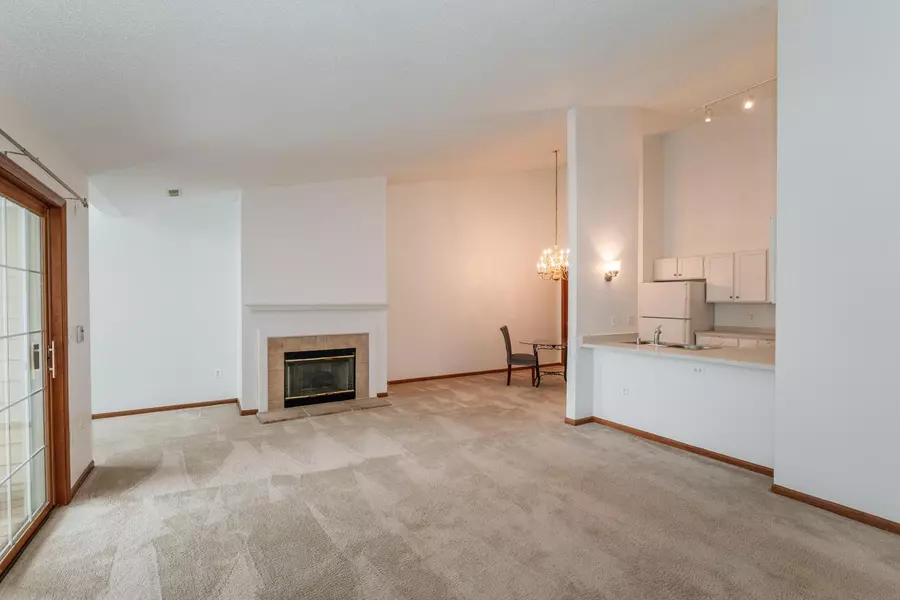 W240N2520 E Parkway Meadow CIRCLE #6, Pewaukee, WI 53072