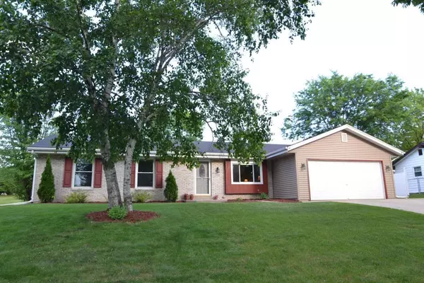 2009 Ramona Rd, Waukesha, WI 53186