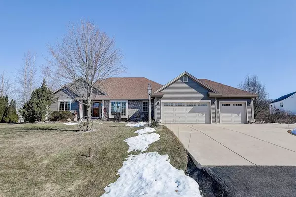 562 W Red Pine Cir, Dousman, WI 53118