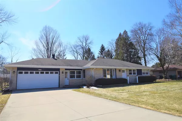 N50W17697 Greenview Ave, Menomonee Falls, WI 53051