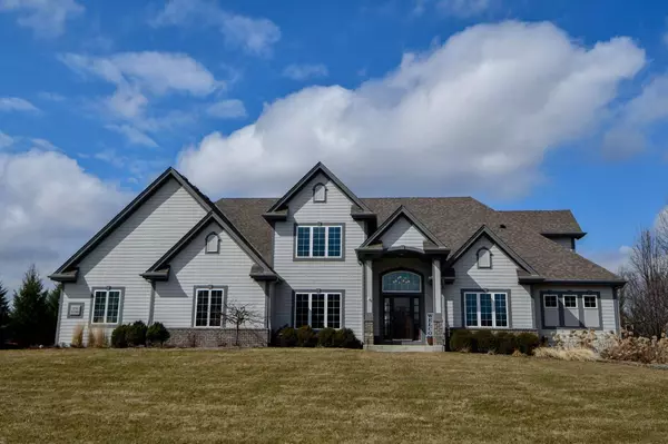 N36W23460 Oak Hill Ln, Pewaukee, WI 53072