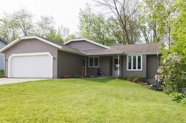 297 Willow Dr, Hartland, WI 53029