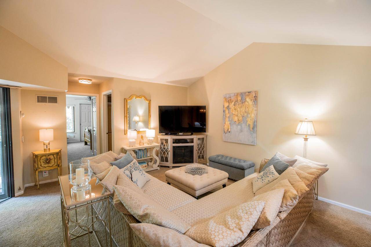 1600 W Green Tree Rd #235, Glendale, WI 53209