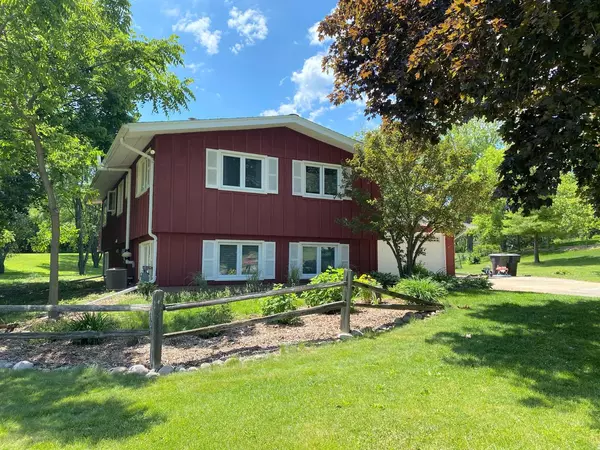 W323S1687 Moraine View Dr, Delafield, WI 53018