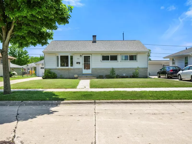 3689 E Klieforth Ave, Cudahy, WI 53110