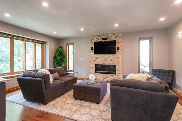 Mequon, WI 53092,3815 W Sherbrooke DRIVE