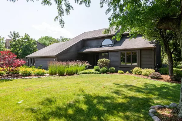 3815 W Sherbrooke DRIVE, Mequon, WI 53092