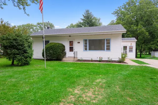 482 Fellows St, Genoa City, WI 53128