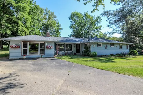 98 Oakland Rd, Cambridge, WI 53523