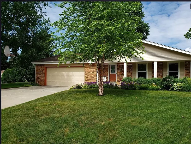 14880 W Maple Ridge Ct, New Berlin, WI 53151