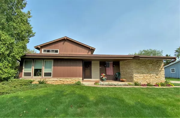 2100 Sunnyside DRIVE, Waukesha, WI 53186