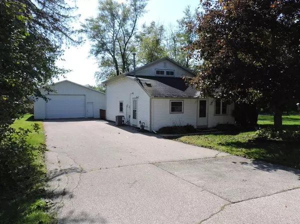 121 W Madison St, Darien, WI 53114