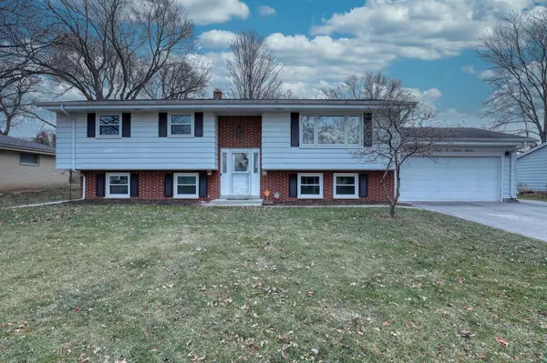 2033 Laura LANE, Waukesha, WI 53186