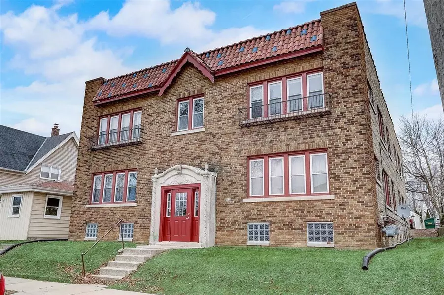 3927 E Layton AVENUE, Cudahy, WI 53110