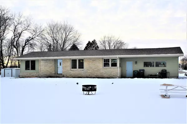 215 S 8th St, Hilbert, WI 54129