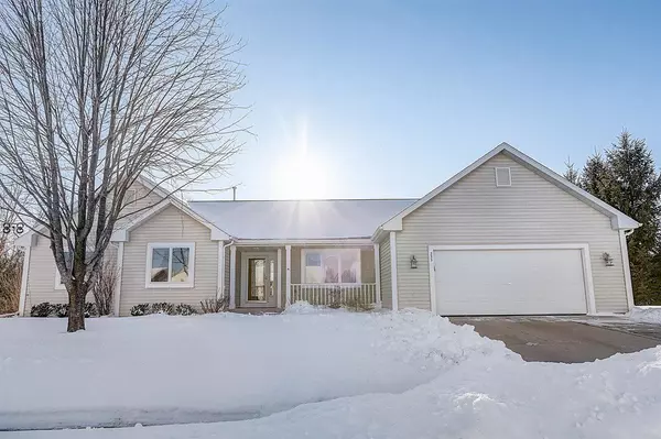 233 Shore CIRCLE, Oconomowoc, WI 53066