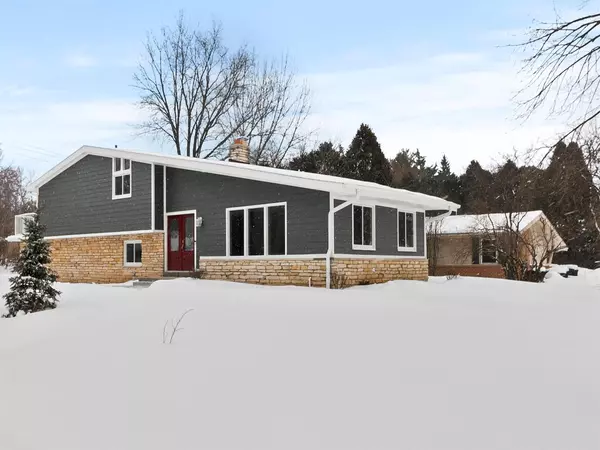 911 E Buttles Pl, Bayside, WI 53217