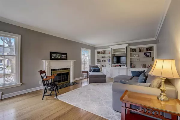 Milwaukee, WI 53217,6405 N Lake DRIVE